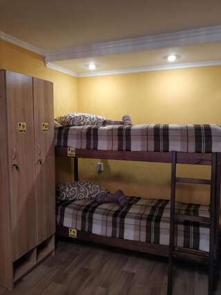 Хостелы Mr. HOSTEL Мариуполь Кровать в общем номере для мужчин и женщин с 10 кроватями-10