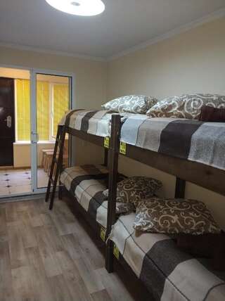 Хостелы Mr. HOSTEL Мариуполь Кровать в общем 4-местном номере для мужчин и женщин-5