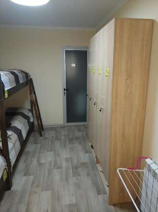 Хостелы Mr. HOSTEL Мариуполь Кровать в общем 4-местном номере для мужчин и женщин-15